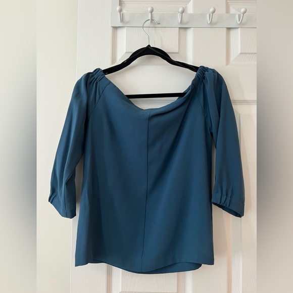 Aritzia Babaton Rodrigo Off Shoulder Blouse - Sz XS - Picture 3 of 3